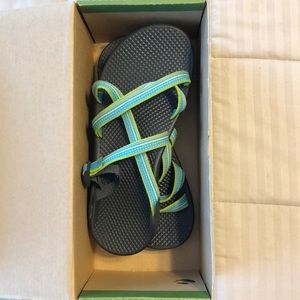 Used womens Chaco wrapsody style sandals size 9.